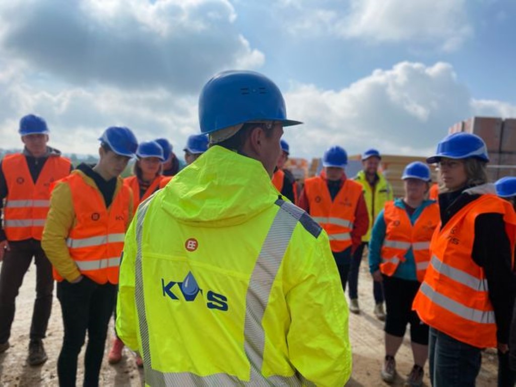 279277472 523693002694272 3400633865435571776 N (Střední)