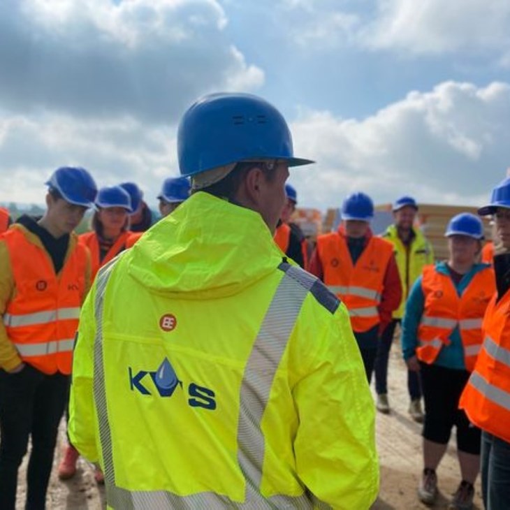 279277472 523693002694272 3400633865435571776 N (Střední)